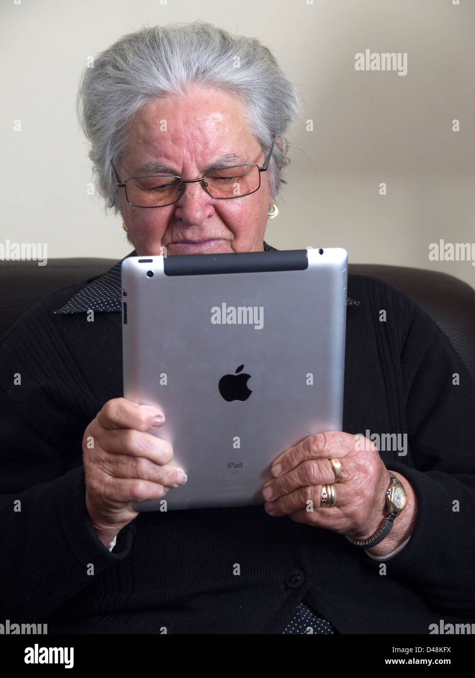 Reife Frau mit dem iPad Stockfoto