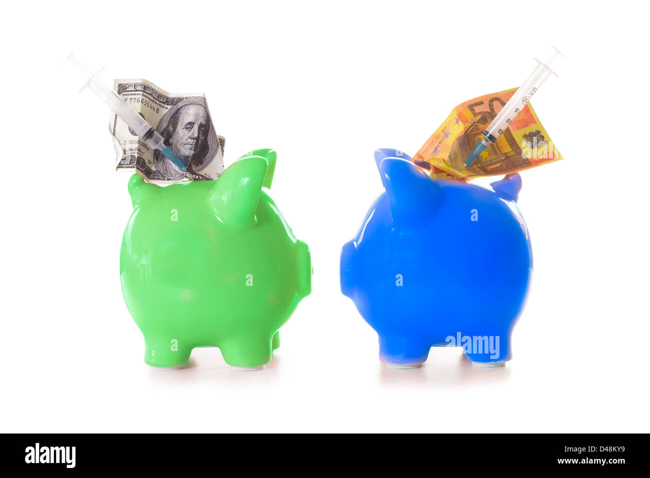 Dollar und Euro-Banknoten und Spritzen ragte aus Sparschweine Stockfoto