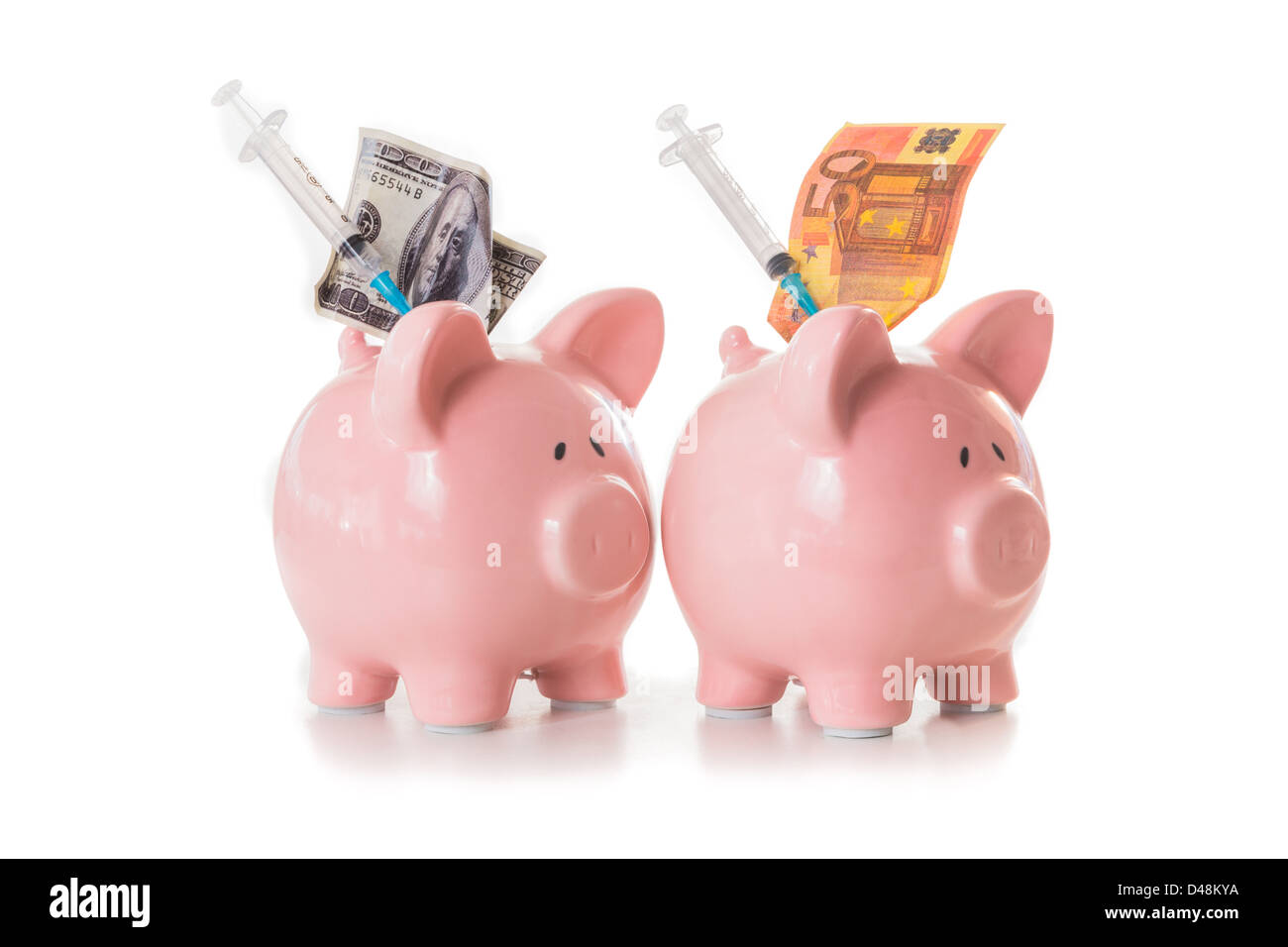 Dollar und Euro-Banknoten und Spritzen ragte aus Sparschweine Stockfoto