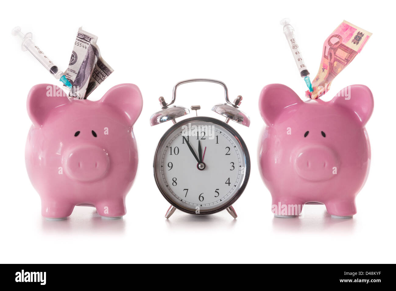 Dollar und Euro-Banknoten und Spritzen ragte aus Sparschweine mit Wecker Stockfoto