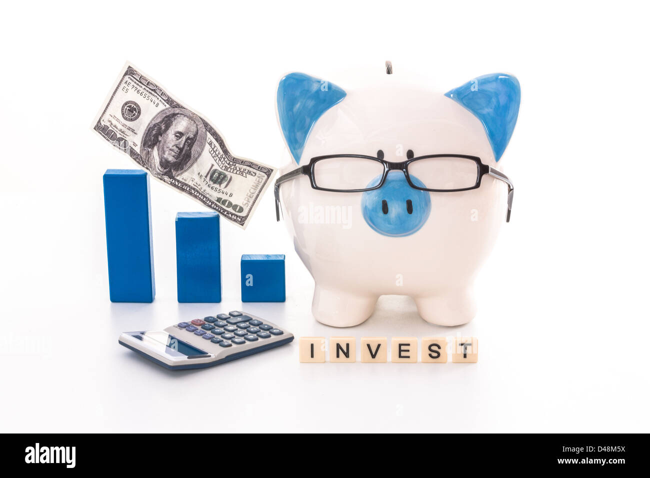 Blaue und weiße Sparschwein mit Brille mit Invest-Nachricht Stockfoto