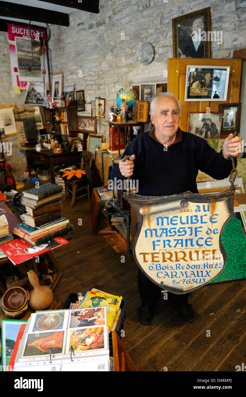 M. Terruel Brocante shop Verkauf Trödel und Antiquitäten. Eine wahre Fundgrube im Herzen der mittelalterlichen Stadt von Cordes. Stockfoto