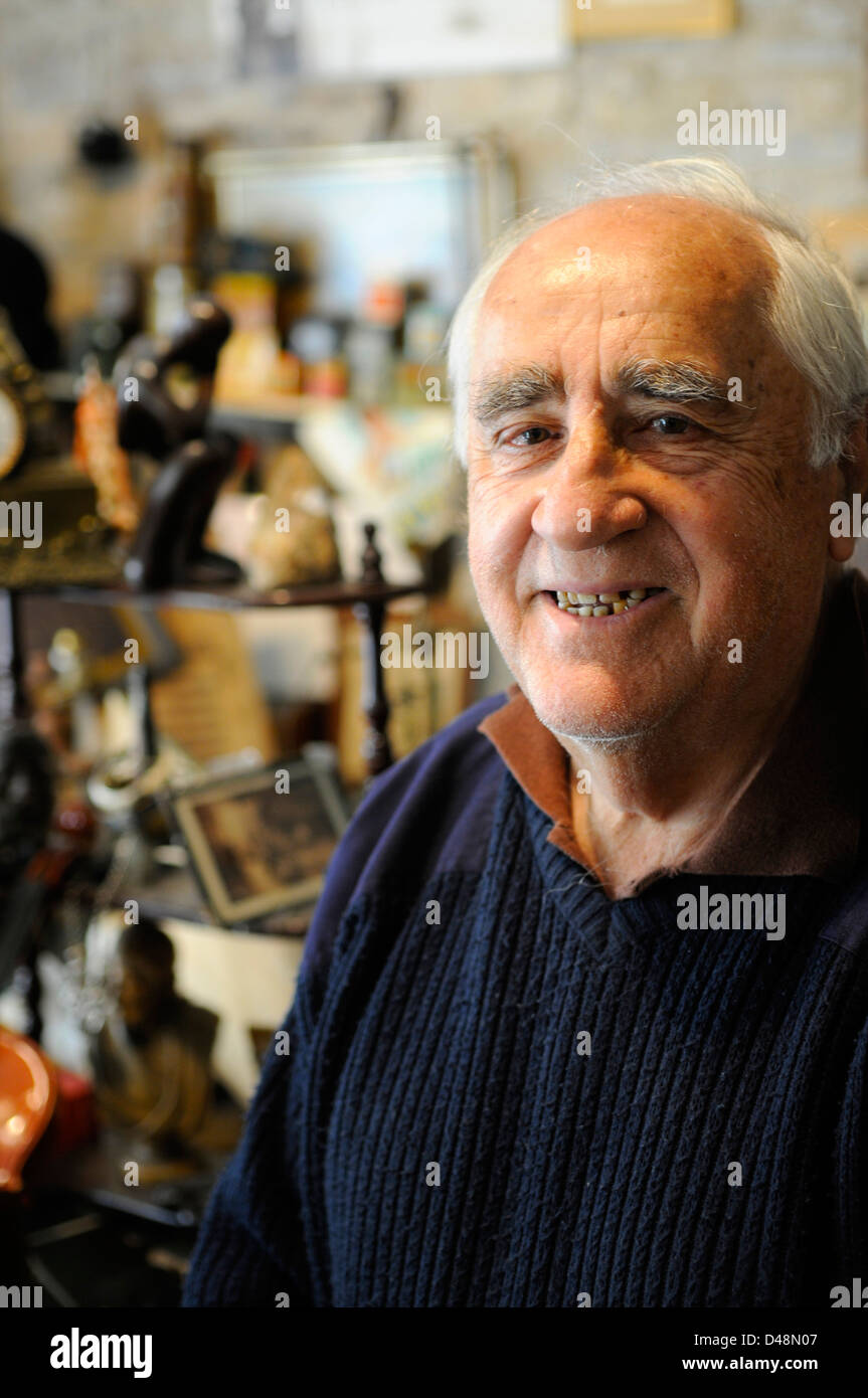 M. Terruel Brocante shop Verkauf Trödel und Antiquitäten. Eine wahre Fundgrube im Herzen der mittelalterlichen Stadt von Cordes. Stockfoto