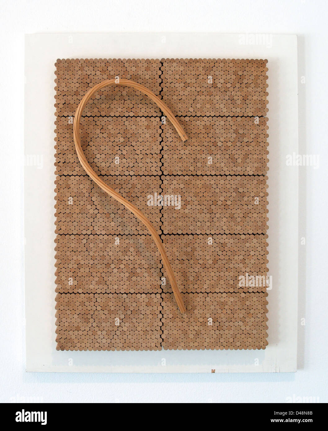 Alvar Aaltos Möbelstudie Modell 02 stellt einen experimentellen Ansatz für Design dar, mit gebogenem Holz und Sperrholzmaterialien. Dieser Prototyp betont die Integration von Form und Funktion, wobei der Schwerpunkt auf der Entwicklung innovativer Möbellösungen liegt. Das Modell ist ein Schlüsselbeispiel für Aaltos Einfluss auf das moderne Möbeldesign. Stockfoto