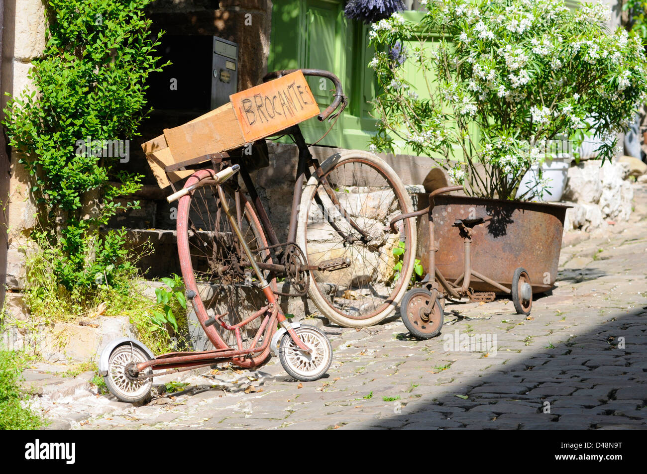 Eine alte Fahrrad Werbung Werbung einen Kurioses oder antik Shop. Cordes Sur Ciel, Tarn, Frankreich. Stockfoto