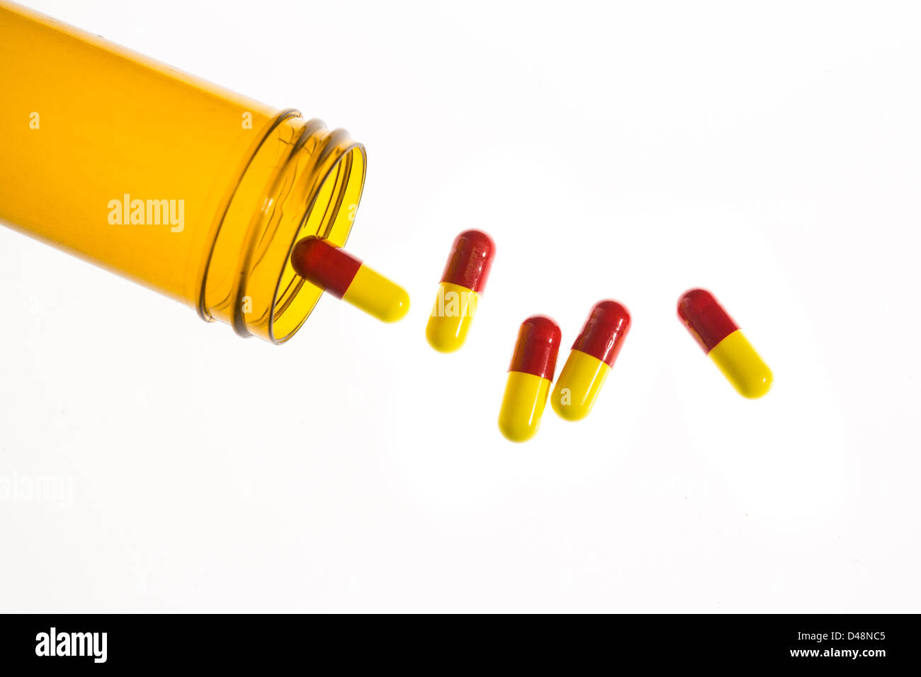 Glas der Medizin verschütten Kapsel Tabletten Stockfoto