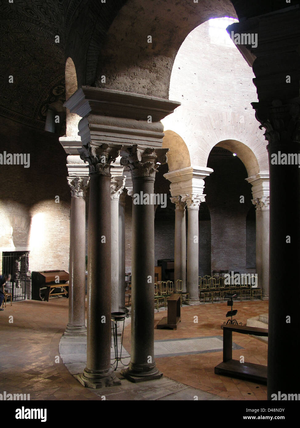 Santa Constanza in Rom ist ein römisches Mausoleum, das im 4. Jahrhundert erbaut wurde und von Kaiser Konstantin in Auftrag gegeben wurde. Das architektonische Design spiegelt spätantike Stile wider, mit einem runden Grundriss und einem Kuppeldach. Das Gebäude ist bekannt für seine klassischen Säulen und das geometrische Design, ein Markenzeichen der frühchristlichen Architektur. Das Gebäude wird oft mit Konstantins Familie in Verbindung gebracht und ist eines der bedeutendsten Beispiele für spätantike Mausoleen Roms. Stockfoto