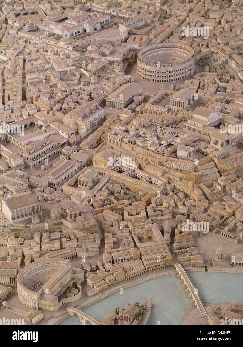 Plastico, ein Modell des EUR-Viertels in Rom, das als Teil Mussolinis Vision für die Stadt entworfen wurde, spiegelt die rationalistische Architektur der damaligen Zeit wider. Das Modell wurde im März 2003 geschaffen und repräsentiert ein Schlüsselstück der Architekturgeschichte, das den monumentalen und ideologischen Stil des faschistischen Regimes zeigt. EUR ist nach wie vor ein bedeutendes Beispiel faschistischer Architektur in Rom. Stockfoto