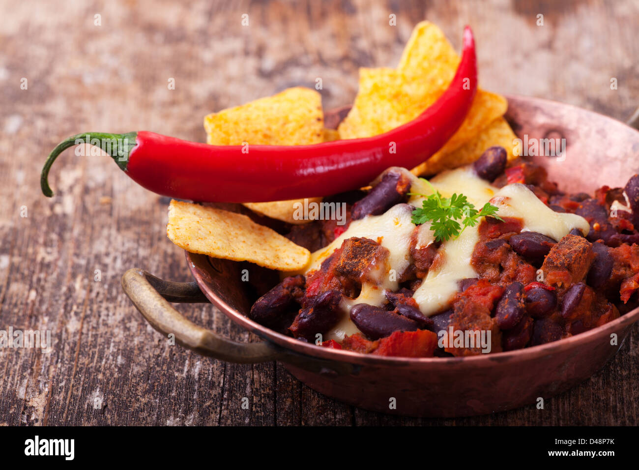 Chili Con Carne in eine Schüssel geben Stockfoto