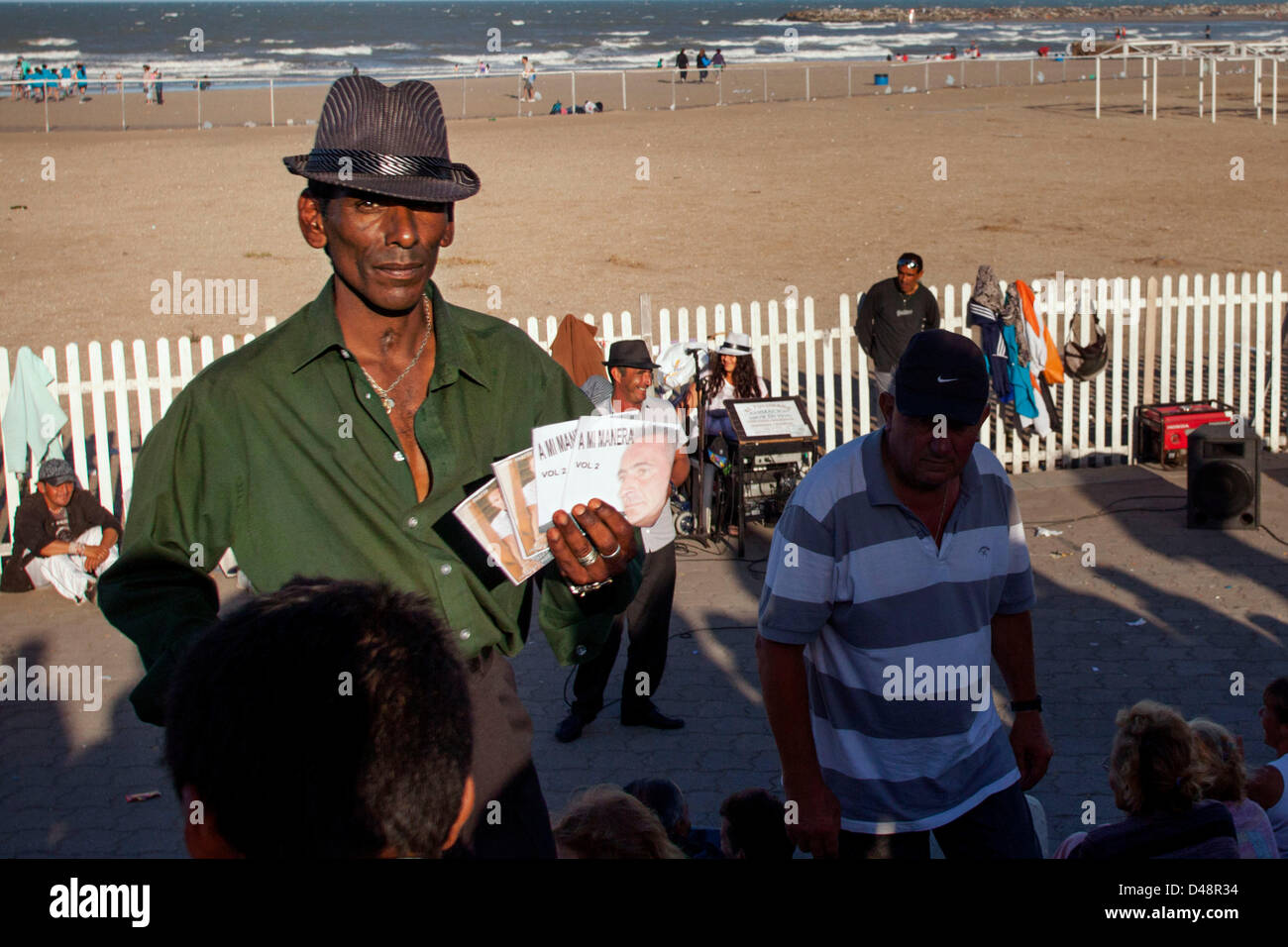 8. März 2013 - Mar Del Plata, Buenos Aires, Argentinien - ein Mann verkaufen CDs entlang der Strandpromenade in Playa Bristol. In den Sommermonaten Straßenmusikanten und Künstlern in die Stadt kommen und führen traditionelle lateinamerikanische Musik und Tango. Mar Del Plata war Top-Destination auf dem Vormarsch in TripAdvisor Travellers' Choice Awards 2012 benannt. Gefüllt mit alten viktorianischen Häuser, es war einmal der Spielplatz der argentinischen Elite und ist heute ein beliebtes Reiseziel im Sommer bei Touristen und Einheimischen. (Bild Kredit: Ryan Noble/ZUMAPRESS.com ©) Stockfoto