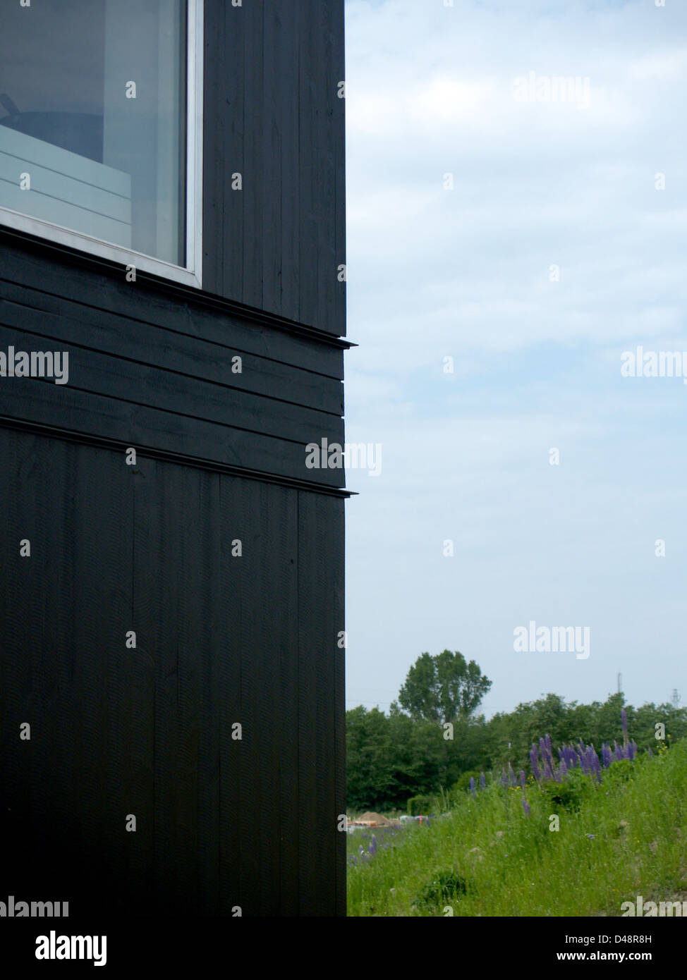 Profilering von Tegnestuen Vandkunsten ist ein dänisches Architekturprojekt, das 2007 fertiggestellt wurde und sich auf modernes modulares Design konzentriert. Das Projekt betont die Verwendung von Holz und Vorfabrikation und zeigt einen nachhaltigen Ansatz für Architektur in Dänemark mit Schwerpunkt auf Wohnraum und funktionalem Design. Stockfoto