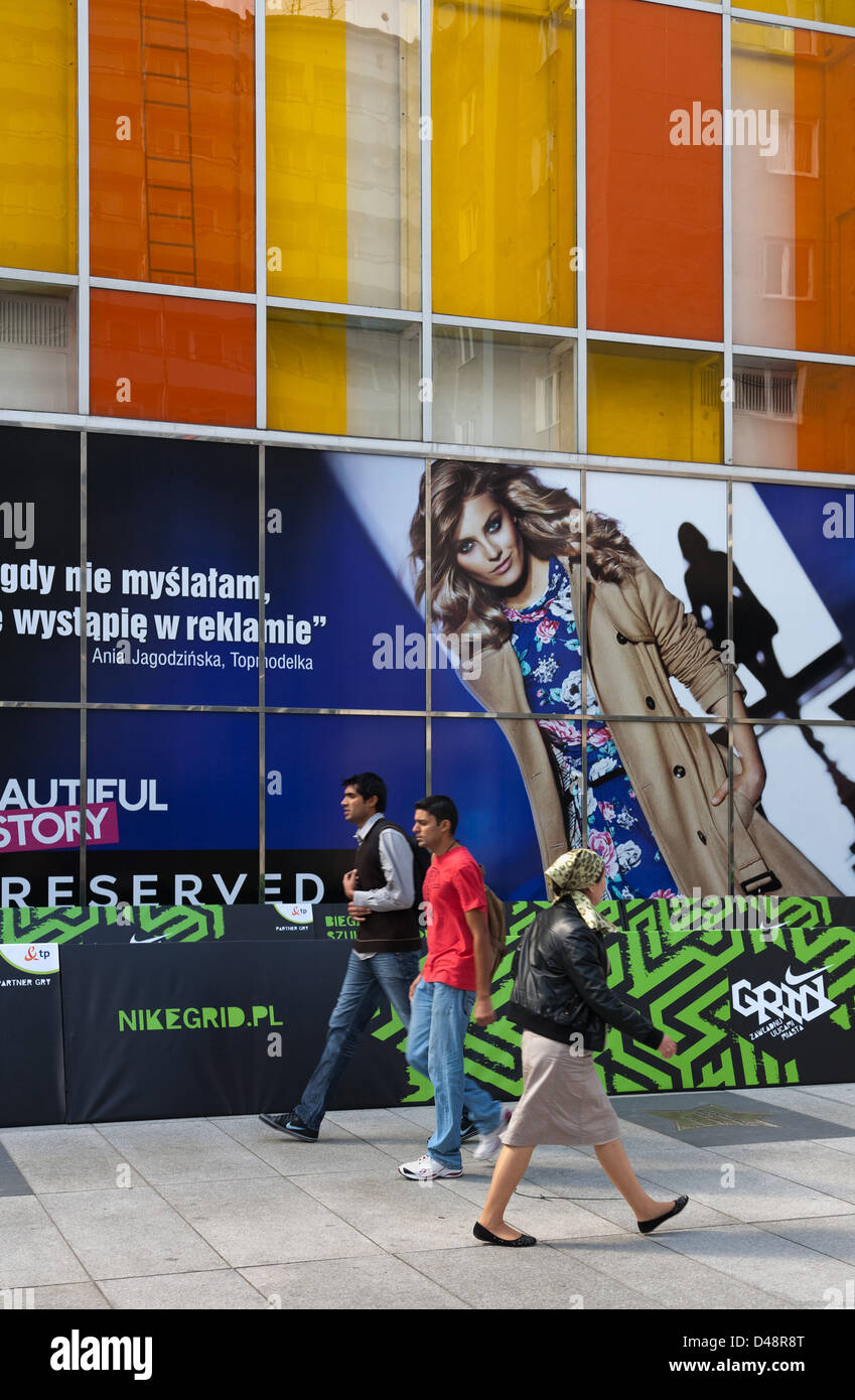 Warschau, Polen, Passanten reservierten Front eines Plakats des polnischen Modelabels Stockfoto