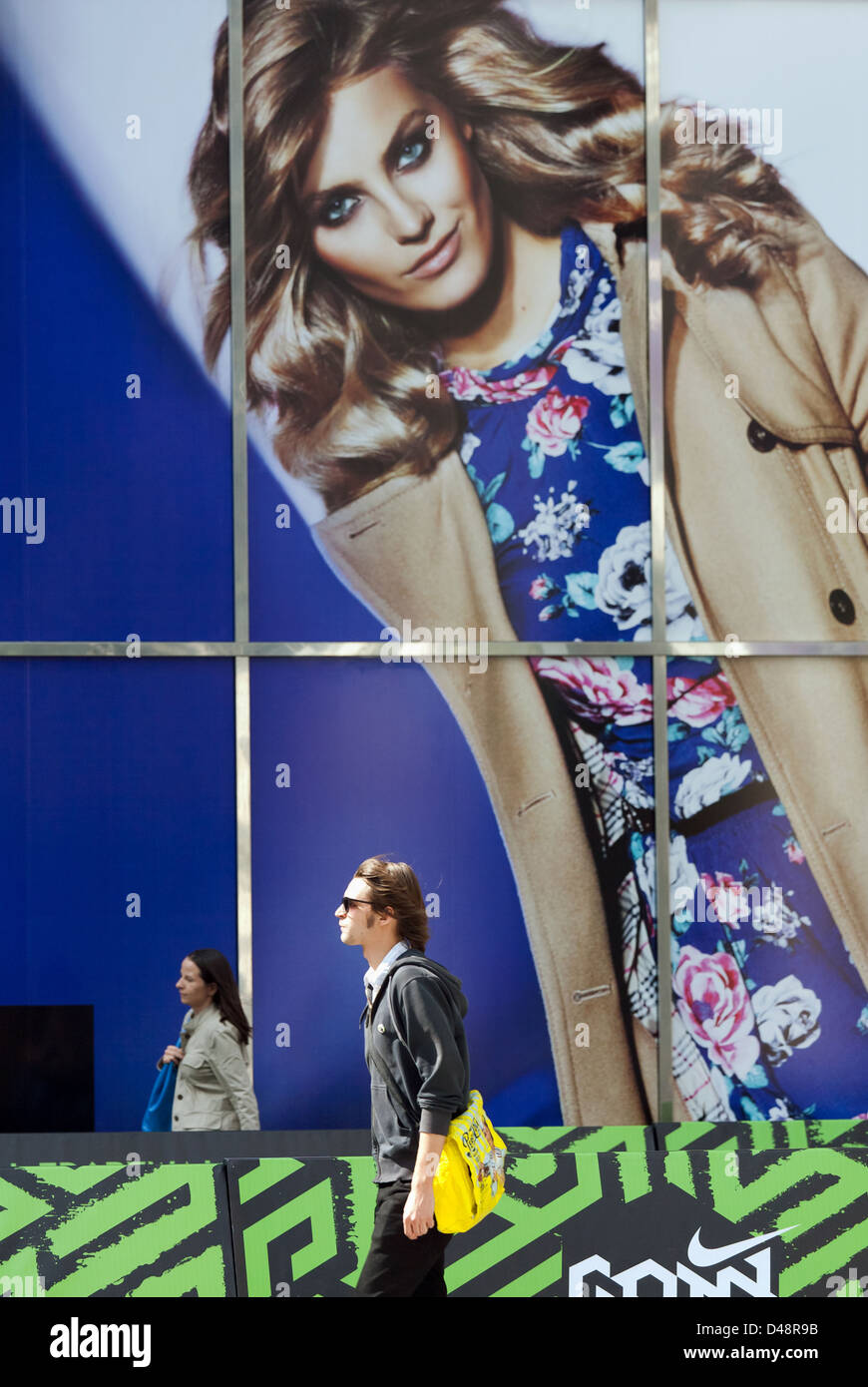 Warschau, Polen, Passanten reservierten Front eines Plakats des polnischen Modelabels Stockfoto