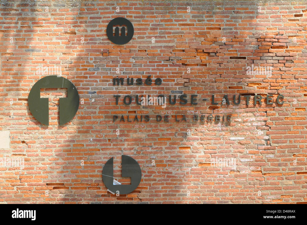 Das Zeichen für das Toulouse-Lautrec auf einer roten Backsteinmauer. Albi, Tarn, Frankreich Stockfoto Das Zeichen für das Toulouse-Lautrec auf einer roten Backsteinmauer. Albi, Tarn, Frankreich Stockfoto