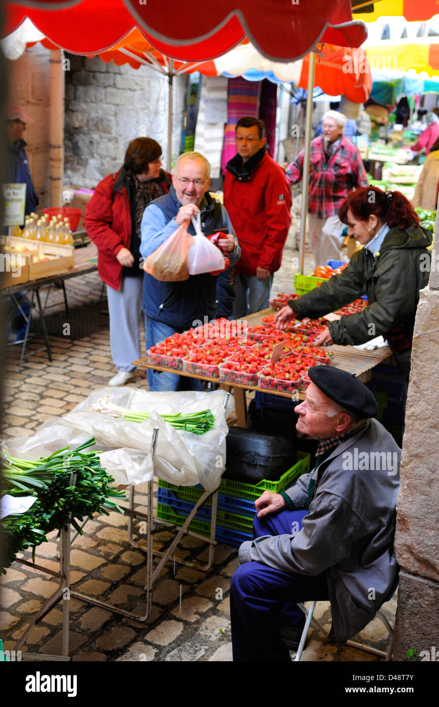 Stall, rote Erdbeeren auf dem Markt zu verkaufen. Saint-Antonin-Noble-Val, Tarn et Garonne, Frankreich Stockfoto