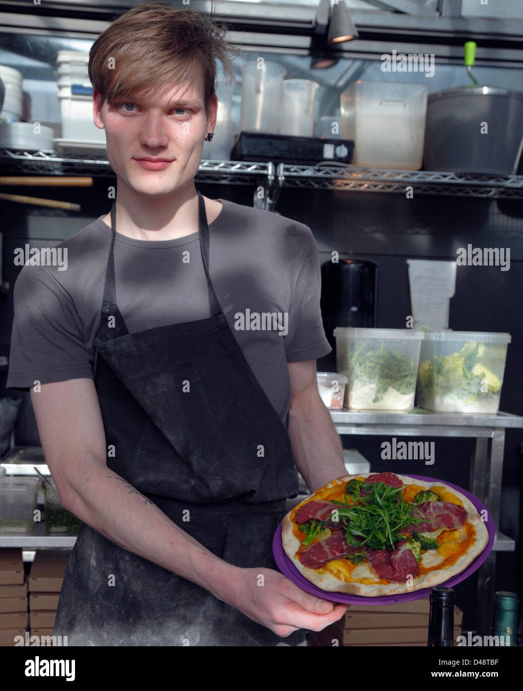 Kopenhagen, Dänemark. 8. März 2013. Eine Kopenhagener Restaurant die Möglichkeit hat, legitime horseflesh auf ihrer Speisekarte, gerade nach dem Europäischen Pferd Fleischskandal bieten beschlagnahmt. Gorm ist in Torvehallerne dient eine Pizza mit dünn geschnitten geräuchert und gesalzen Filet vom Pferd gekrönt mit Brokkoli und rocula. Im Menü Dienstag, jetzt heraus verkaufen. Durch die sous-Chef vorgestellt. Credit: Niels Quist/Alamy leben Nachrichten Stockfoto