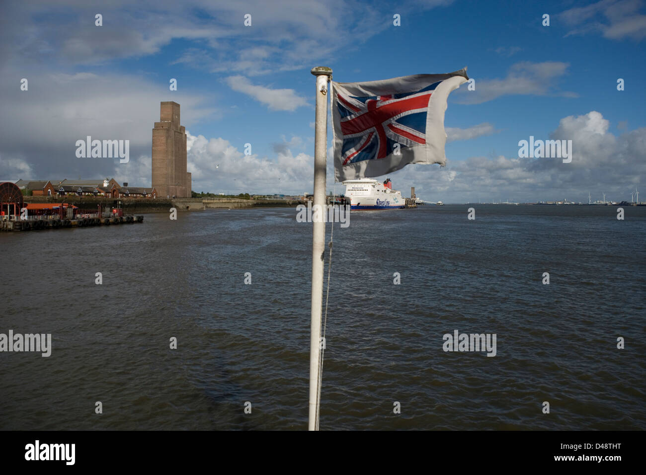 Birkenhead, Belfast Fähre und Mersey Tunnel Lüftung Welle Gebäude und Mersey River von der Mersey Fähre Stockfoto