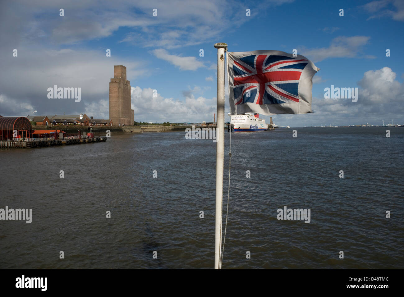 Birkenhead, Belfast Fähre und Mersey Tunnel Lüftung Welle Gebäude und Mersey River von der Mersey Fähre Stockfoto