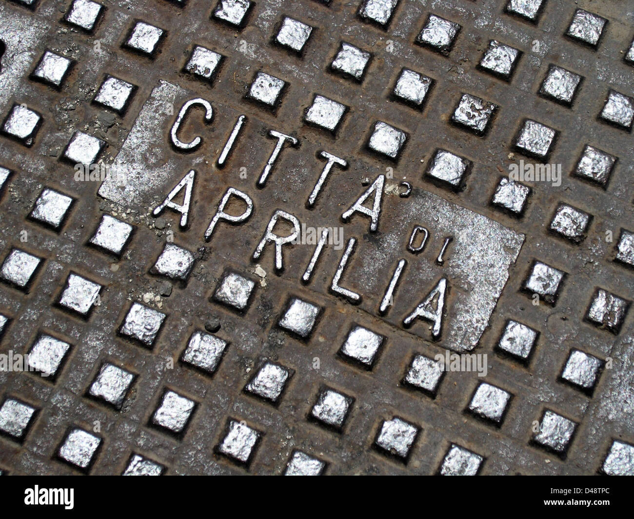 Das Città di Aprilia in Latium, Italien, stellt eine architektonische Mischung aus rationalistischem und faschistischem Design dar. Die Stadtplanung wurde während des faschistischen Regimes erbaut und verfügt über funktionale Gebäude und öffentliche Räume, die sich an den architektonischen Idealen der Epoche orientieren. Stockfoto