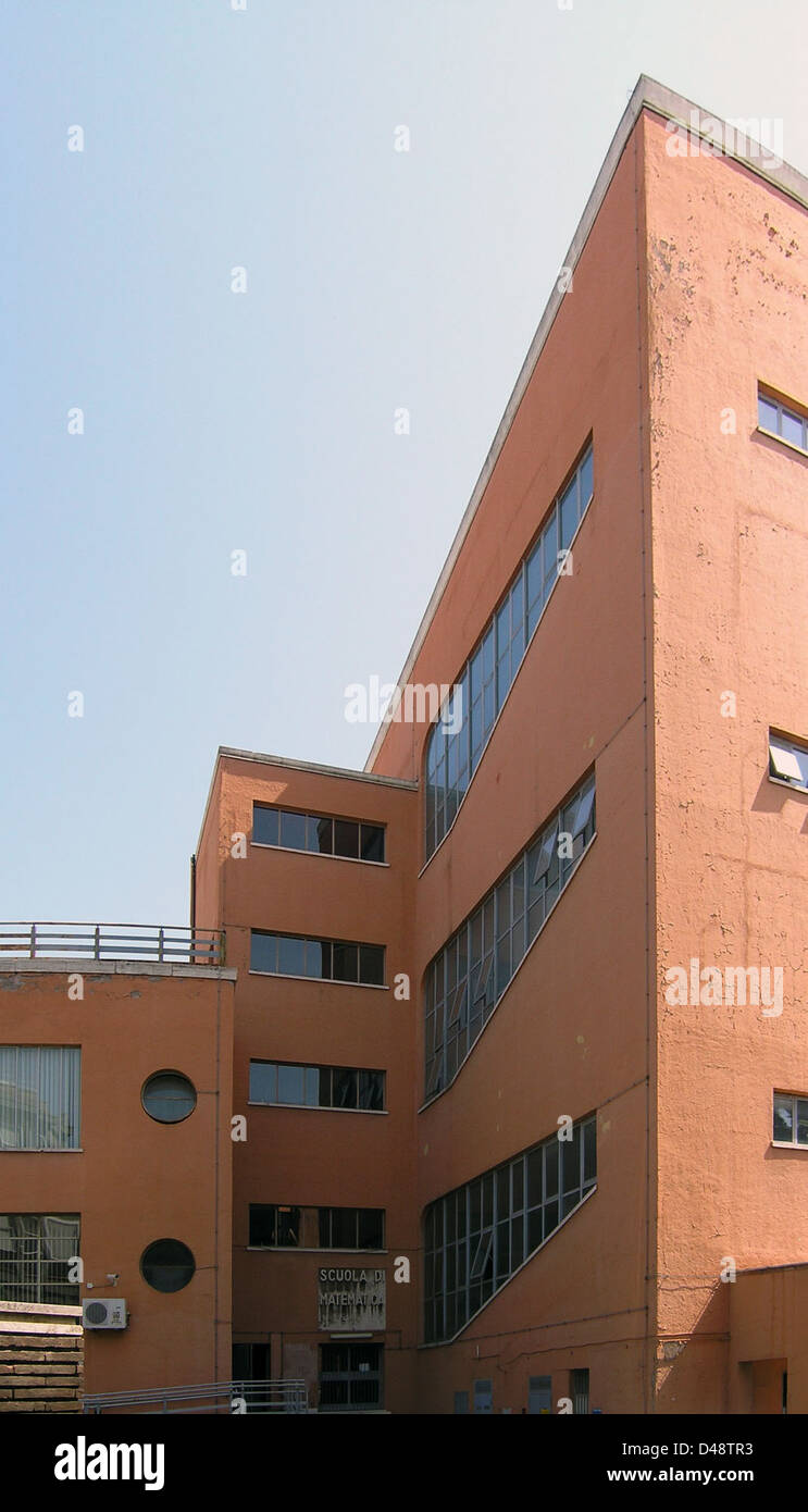 Die „Scuola di matematica“ in Rom, Italien, ist ein architektonisches Beispiel für rationalistischen Entwurf aus dem Juni 2005. Sie spiegelt den Einfluss von Mussolinis faschistischer Architektur wider, mit modernistischen Elementen von Gio Ponti. Dieses Gebäude betont rationalistische Prinzipien und ist Teil des italienischen architektonischen Erbes. Stockfoto