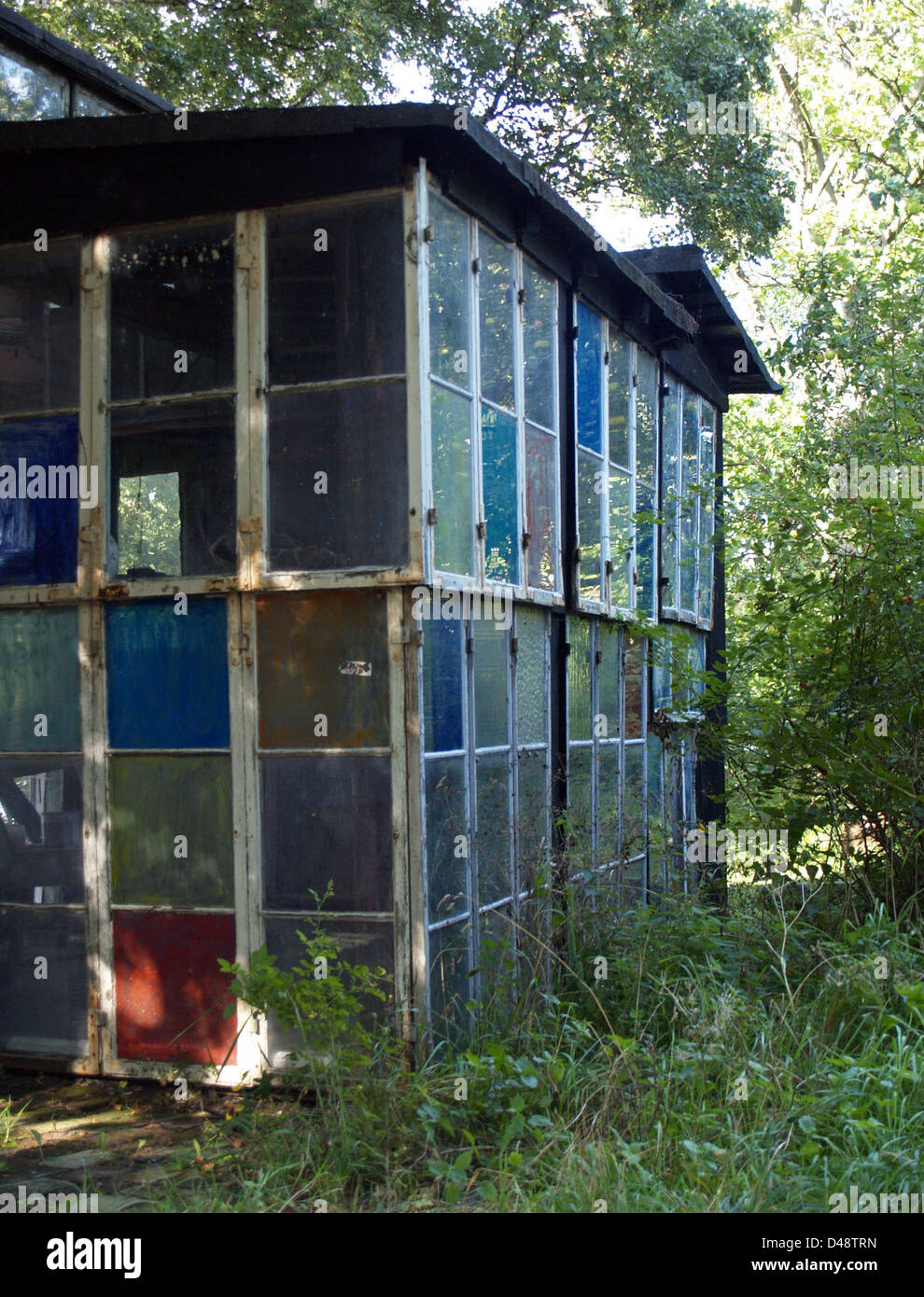 Das Glashaus in Christiania, Kopenhagen, ist ein bemerkenswertes Beispiel für experimentelle Architektur, das das freigeistige Ethos der Gemeinschaft widerspiegelt. Das aus recycelten Materialien gebaute Haus zeigt nachhaltige Designprinzipien, einschließlich der Wiederverwendung von Glas und anderen Materialien. Es repräsentiert die Werte des Erbes, der Nachhaltigkeit und des Lebens in der Gemeinschaft. Stockfoto