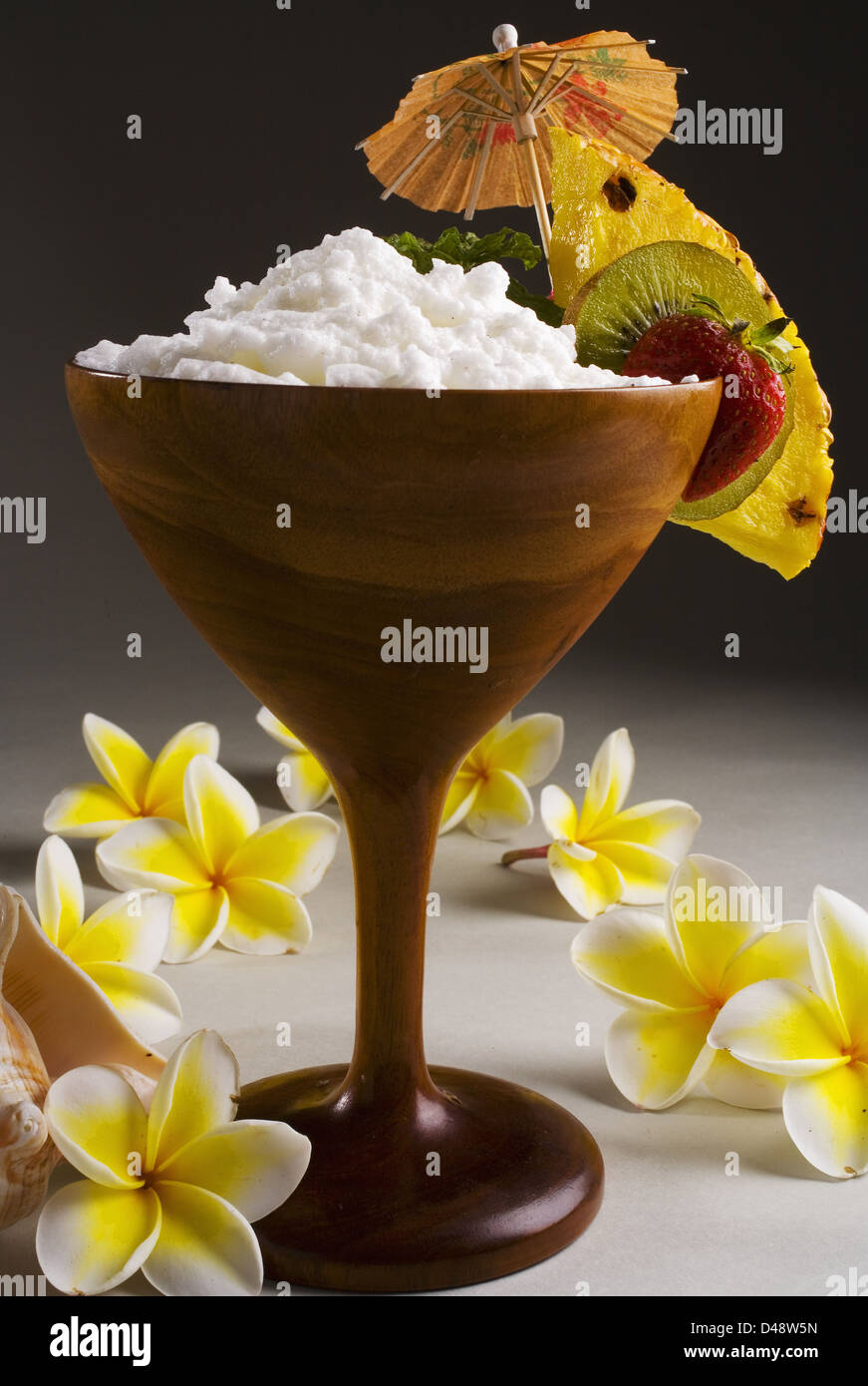 Nahaufnahme eines Koa Cocktail-Glas gefüllt mit einer cremigen tropischen Drink. Stockfoto