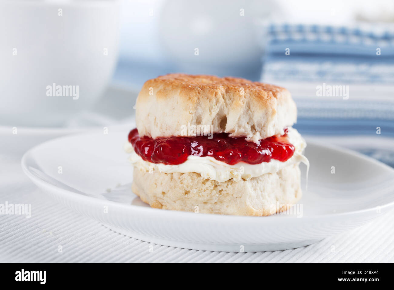 Scones Mit Sahne und Marmelade Stockfotos und -bilder Kaufen - Alamy