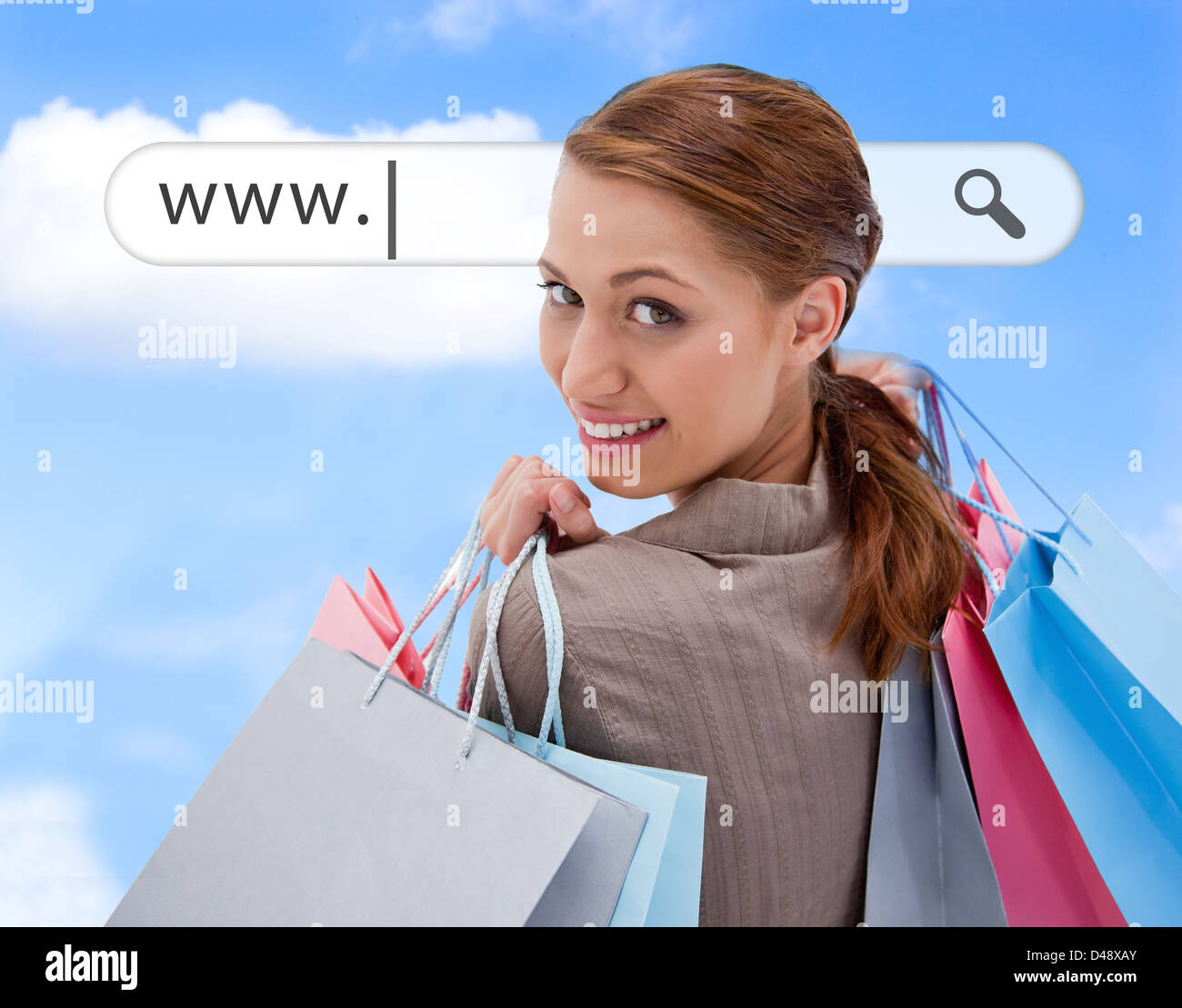 Frau auf der Suche über die Schulter mit Einkaufstüten unter Adressleiste Stockfoto