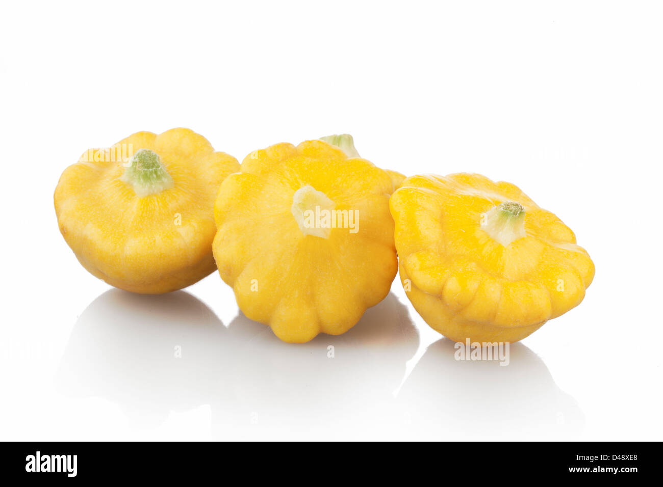 Drei Pattypan Squash auf weißem Hintergrund mit Schatten Stockfoto