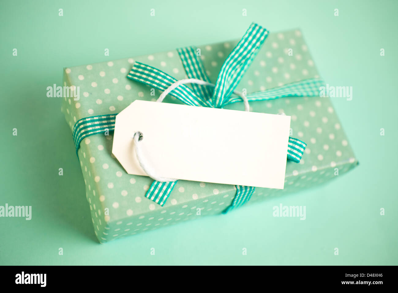 Grüne verpackte Geschenkbox mit leeren tag Stockfoto