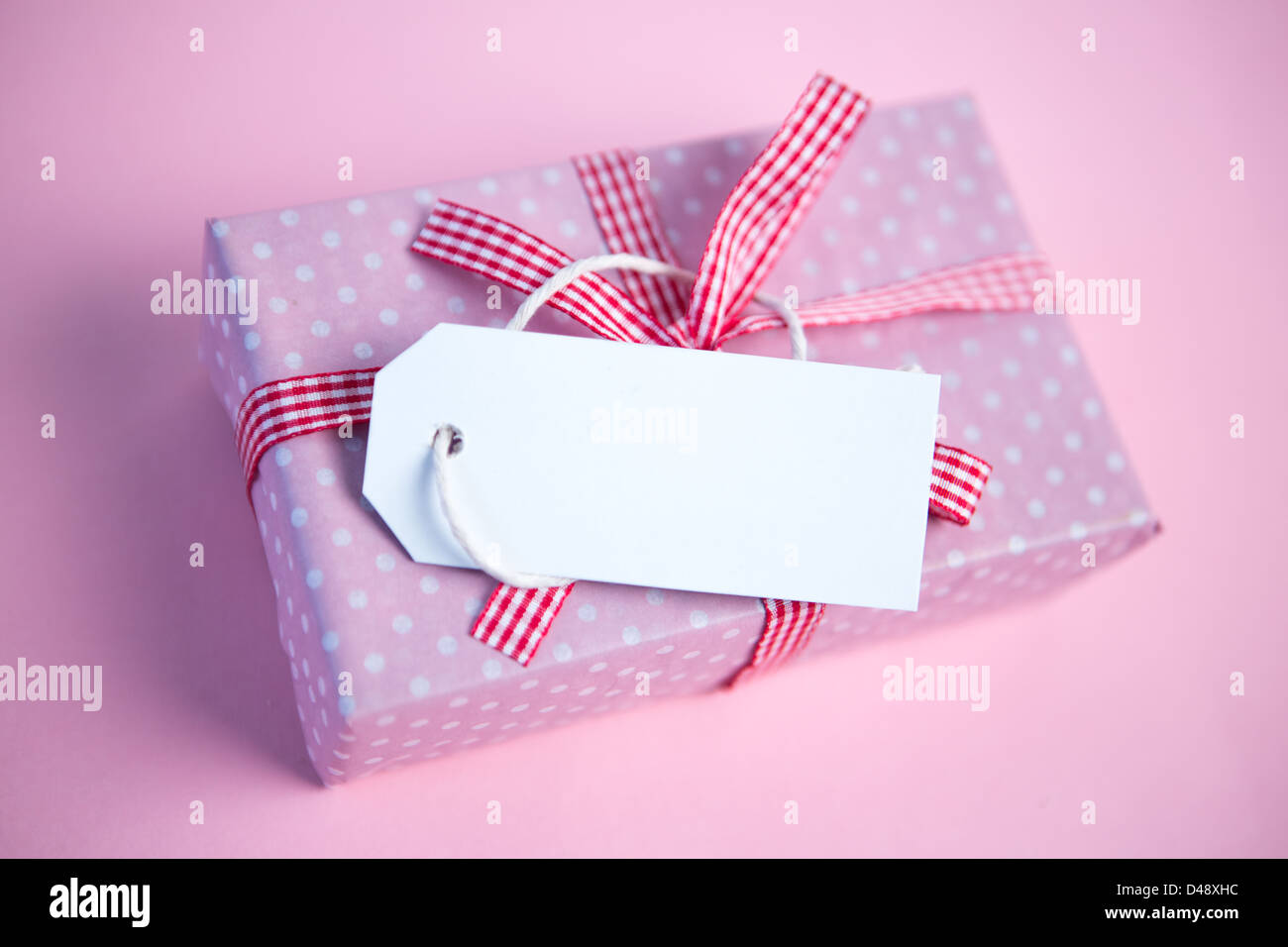 Rosa verpackte Geschenkbox mit leeren tag Stockfoto