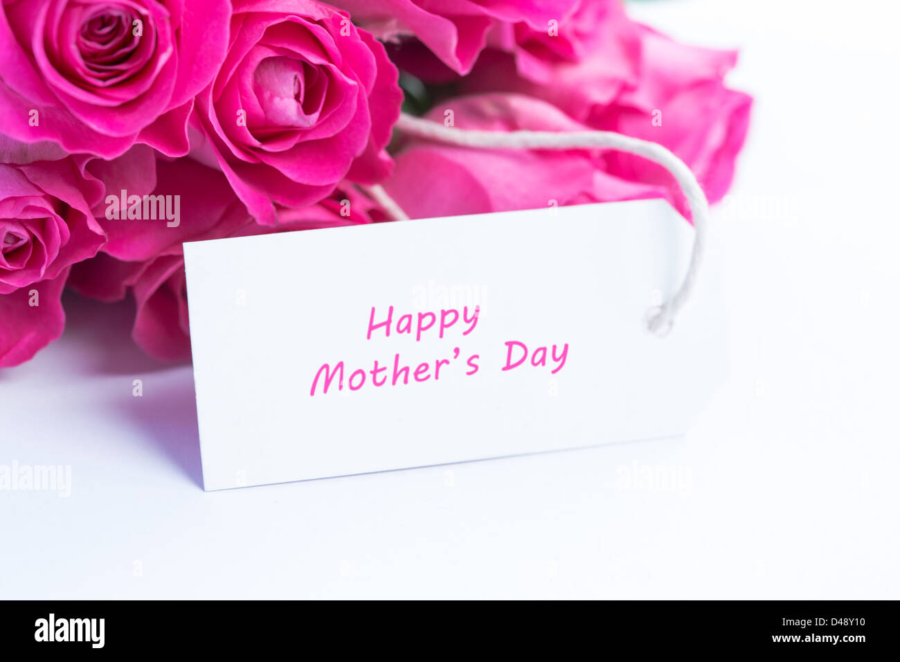 Nahaufnahme von einen schönen Blumenstrauß von rosa Rosen mit einer glücklichen Mütter-Tageskarte Stockfoto
