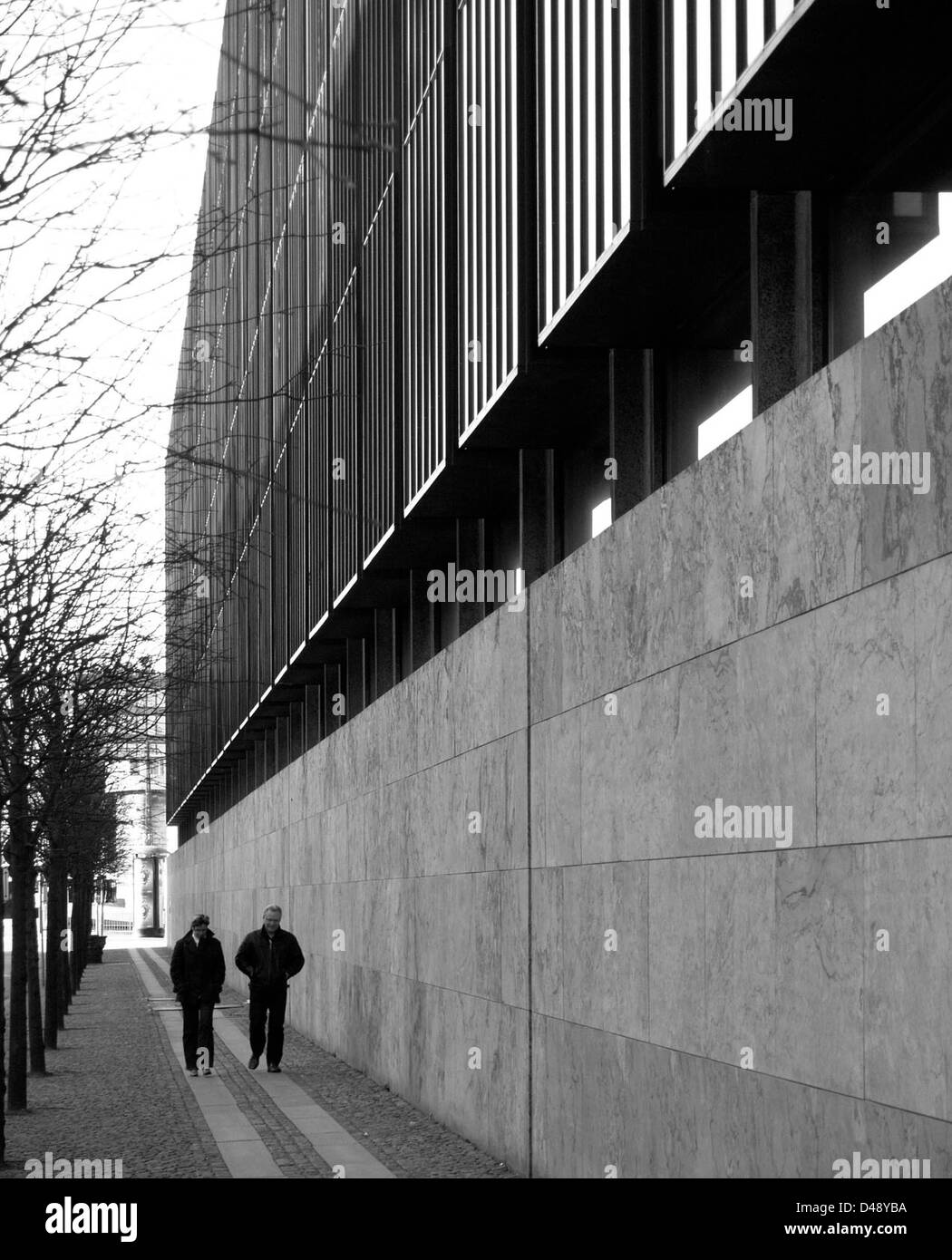 Das von Arne Jacobsen zwischen 1961 und 1978 entworfene Gebäude der Nationalbank in Kopenhagen ist ein typisches Beispiel der dänischen Moderne. Das minimalistische Design des Gebäudes mit einer Vorhangfassade und Marmorverzierungen spiegelt Jacobsens innovativen Ansatz bei der architektonischen Gestaltung und der Stadtplanung wider. Stockfoto
