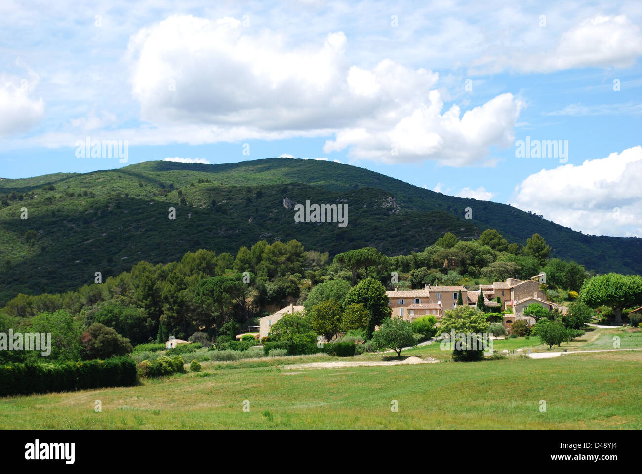 Typische Steinhäuser in Lourmarin Dorf, Departement Vaucluse, Provence, Frankreich Stockfoto