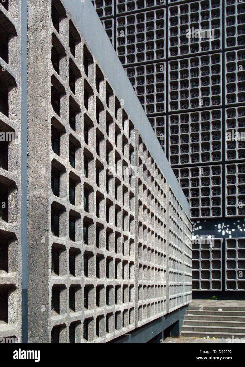 Egon Eiermanns Gedächtnis-Kirche in Berlin, die zwischen 1957 und 1963 fertiggestellt wurde, ist eine bedeutende modernistische Kirche, die für ihre Beton- und Stahlkonstruktion bekannt ist und den Wiederaufbau im Nachkriegsdeutschland symbolisiert. Stockfoto