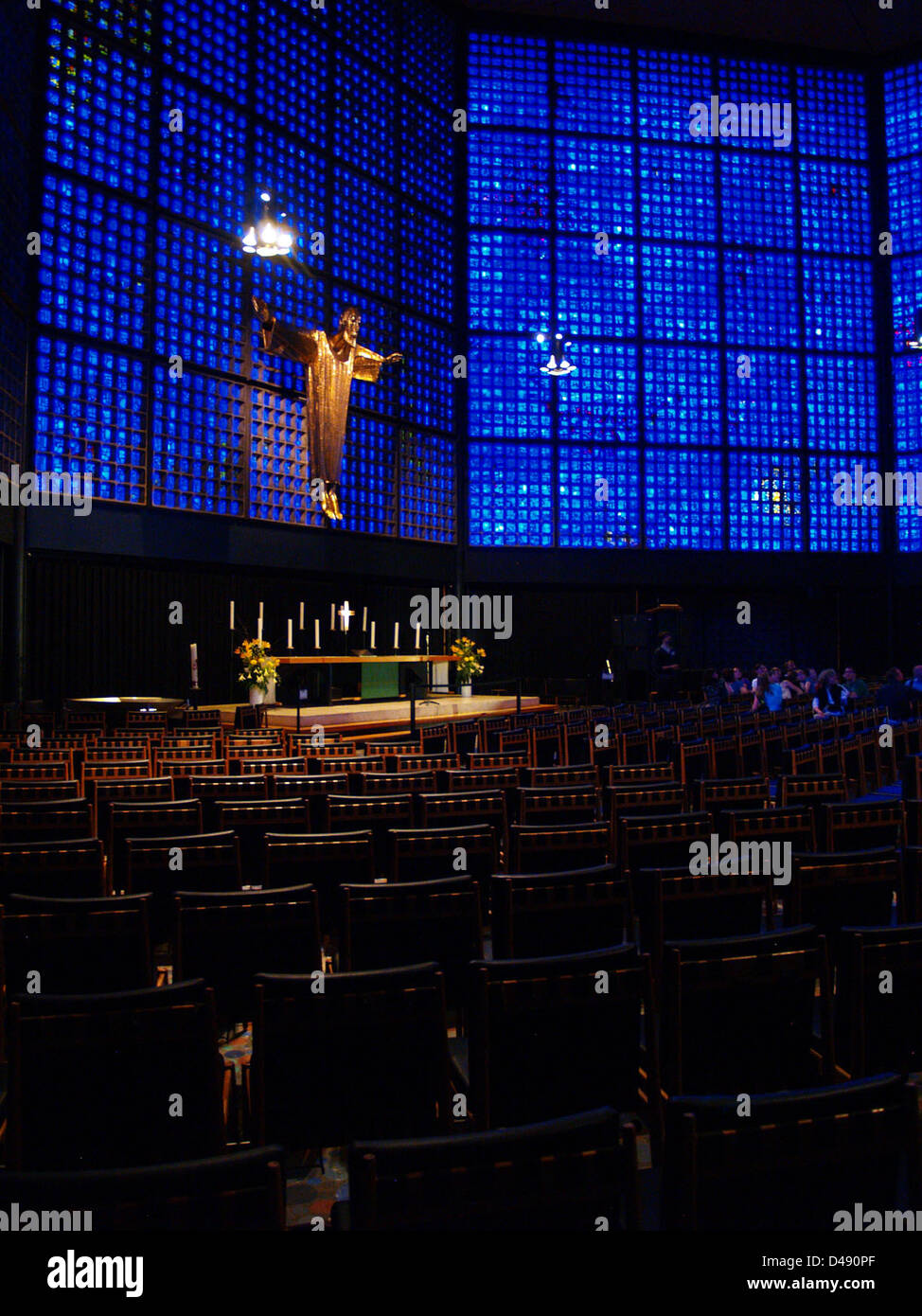 Die Gedächtnis-Kirche, entworfen von Egon Eiermann zwischen 1957 und 1963, ist ein renommiertes Beispiel modernistischer Kirchenarchitektur in Berlin. Das Design zeichnet sich durch eine auffällige Verwendung von Beton und Glas aus, die die Gegenüberstellung von Licht und Schatten betont. Die Kirche wurde zum Symbol des Nachkriegsaufbaus und zu einem Wahrzeichen der Berliner Architekturgeschichte. Stockfoto