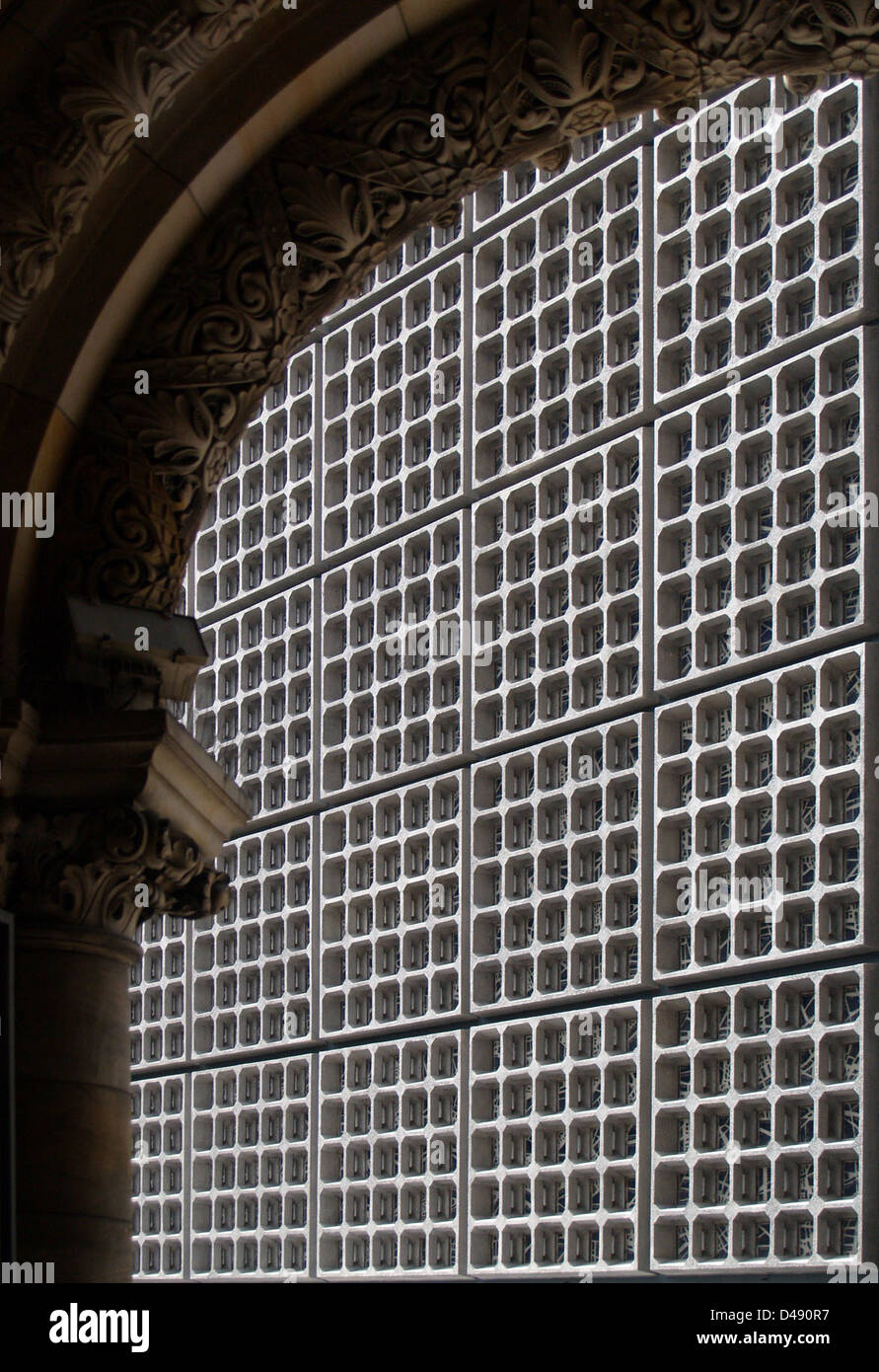 Die Gedächtnis-Kirche in Berlin, die von Egon Eiermann zwischen 1957 und 1963 entworfen wurde, ist ein Beispiel für die Architektur der Nachkriegsmoderne. Der Betonbau der Kirche steht im Kontrast zu den umgebenden Ruinen und bildet ein deutliches, symbolisches Wahrzeichen in Berlin. Stockfoto