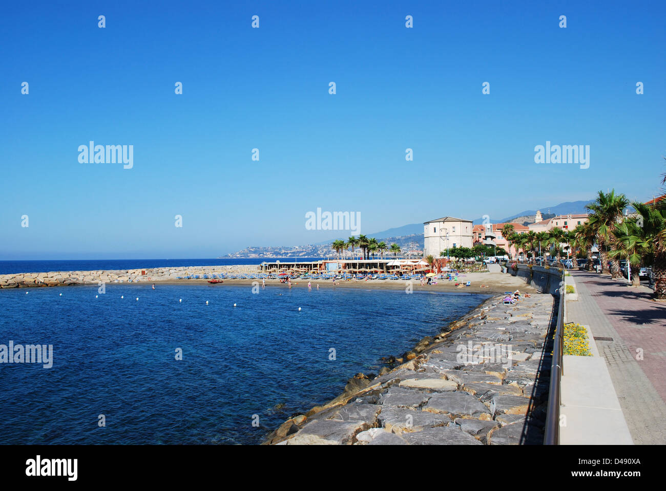 Kleinen Dorf am Mittelmeer im Sommer, Santo Stefano al Mare, Ligurien, Italien Stockfoto