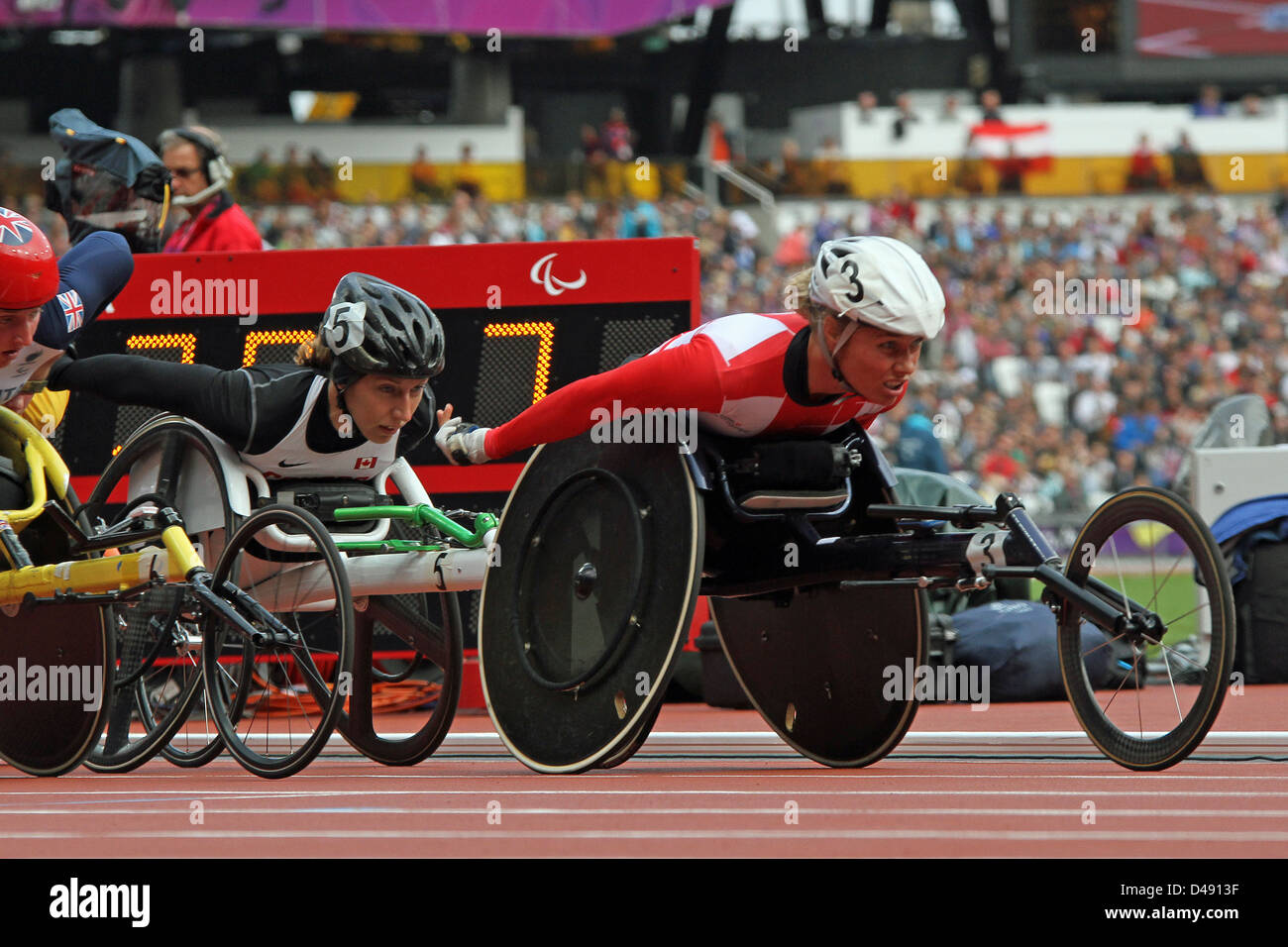 Edith Wolf der Schweiz auf dem Weg zum Gewinn der Goldmedaille bei den Frauen 5000m T54 im Olympiastadion in London 2012 Paralympischen Spiele. Stockfoto
