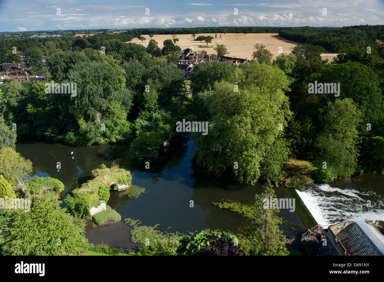 Blick über den Fluss Avon ins Umland von Warwick Castle. Stockfoto