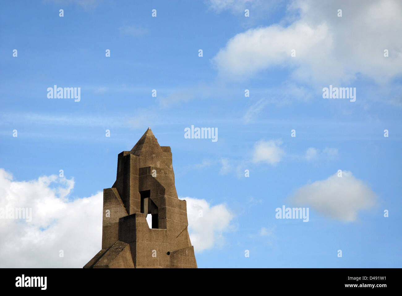 Das von Gottfried B hm zwischen 1962 und 1967 entworfene Rathaus Bensberg ist ein architektonisches Meisterwerk der Moderne. Durch die Kombination von Elementen des Brutalismus und der adaptiven Wiederverwendung zeichnet sich das Gebäude durch eine markante Betonkonstruktion mit einer dynamischen Dachlandschaft aus, die das Design-Ethos der Nachkriegszeit in Deutschland widerspiegelt. Stockfoto
