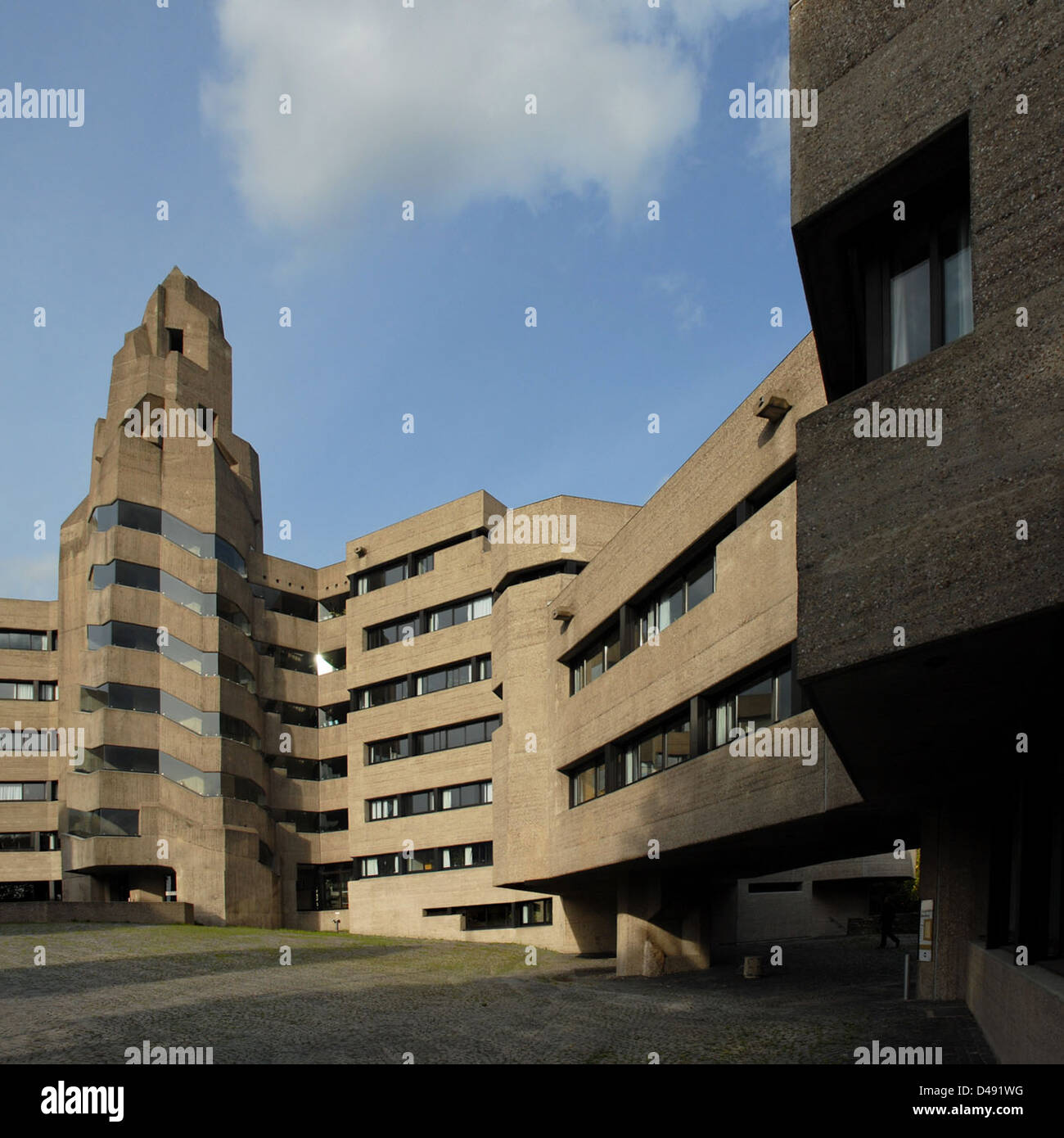 Das von Gottfried Böhm zwischen 1962 und 1967 entworfene Rathaus Bensberg ist ein bemerkenswertes Beispiel brutalistischer Architektur. Das Gebäude verbindet expressionistische Elemente mit funktionellem Design, mit einer Betonkonstruktion und dramatischen Dachlinien im bürgerlichen Kontext. Stockfoto