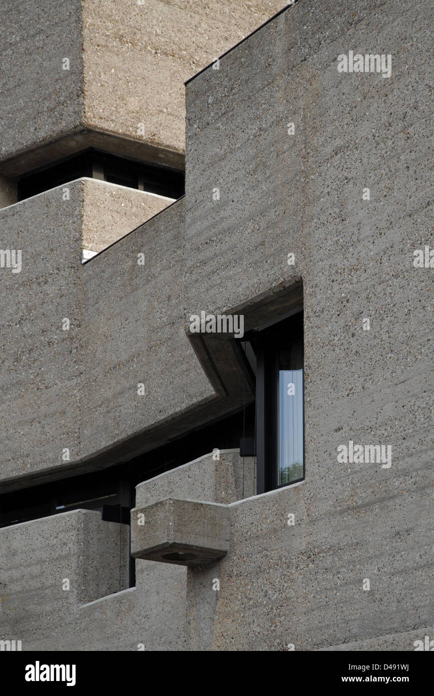 Das von Gottfried Böhm zwischen 1962 und 1967 entworfene Rathaus Bensberg ist ein Beispiel brutalistischer Architektur in Deutschland. Die Verwendung von Sichtbeton, skulpturalen Formen und adaptiver Wiederverwendung spiegelt Böhms innovativen Ansatz in der Stadtplanung und Architektur wider. Es ist zu einem anerkannten Symbol modernistischer Rathausarchitektur geworden. Stockfoto