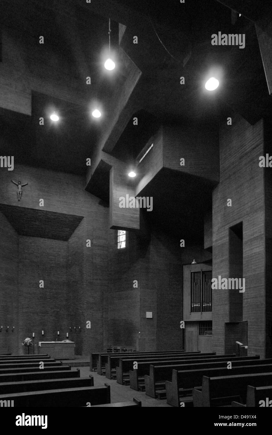 Die von Gottfried Böhm zwischen 1963 und 1970 entworfene Kirche Christi Auferstehung ist ein bedeutendes Beispiel brutalistischer Architektur. Die in Köln gelegene Kirche besticht durch ihre markante Verwendung von Beton und Ziegeln, die eine schlichte, geometrische Ästhetik schaffen. Böhms Design betont kühne Formen und ein Gefühl der Monumentalität, das die brutalistische Bewegung der Mitte des 20. Jahrhunderts widerspiegelt. Stockfoto