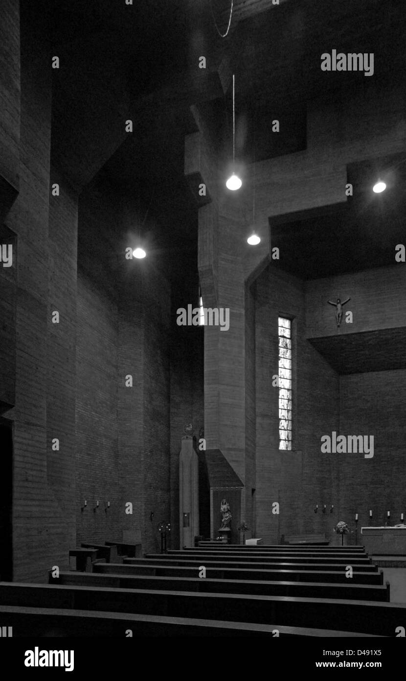 Gottfried Böhms Kirche Christi Auferstehung, erbaut zwischen 1963 und 1970, ist ein markantes Beispiel brutalistischer und modernistischer Architektur in Deutschland. Die in Köln gelegene Kirche ist in Betonbauweise und minimalistischem Design gestaltet, was die symbolische Nutzung von Licht und Raum innerhalb der religiösen Architektur betont. Stockfoto
