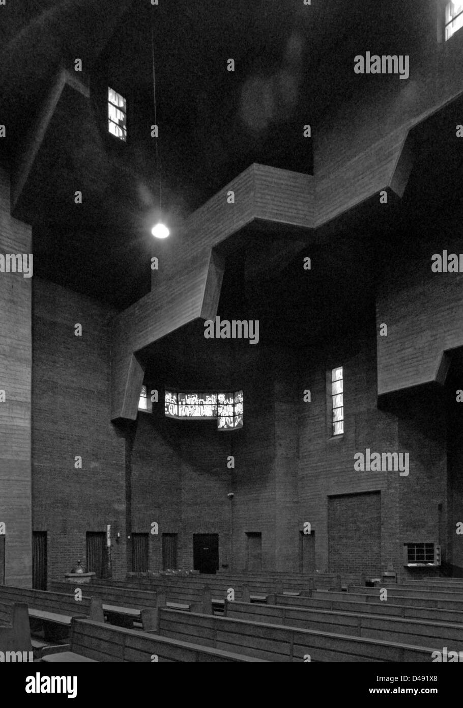 Die von Gottfried Böhm entworfene Kirche Christi Auferstehung in Köln ist ein bedeutendes Beispiel der zwischen 1963 und 1970 errichteten brutalistischen Architektur. Die Kirche ist bekannt für ihr roher Beton und innovatives Design, das modernistische Prinzipien mit religiöser Architektur verbindet. Stockfoto