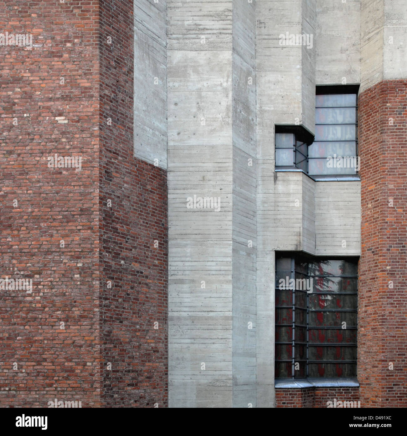 Gottfried Böhms Entwurf für die Auferstehungskirche Christi in Köln, erbaut zwischen 1963 und 1970, zeichnet sich durch brutalistische Architektur aus, mit kräftigen Betonformen und Backsteindetails. Die Kirche verbindet modernistische Prinzipien mit einem Schwerpunkt auf religiösem Symbolismus und struktureller Innovation. Stockfoto