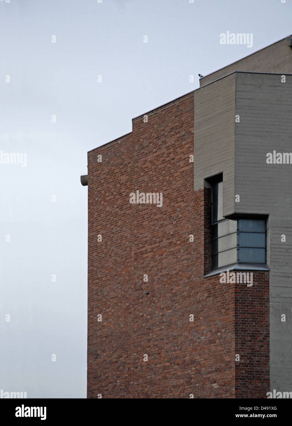 Die Kirche Christi Auferstehung in Köln, entworfen von Gottfried Böhm von 1963 bis 1970, ist ein prominentes Beispiel der brutalistischen und modernistischen Architektur. Die innovative Verwendung von Beton und Mauerwerk schafft einen markanten Kontrast zur Umgebung und macht sie zu einem einzigartigen und kraftvollen Bauwerk in der Kölner Architekturlandschaft. Stockfoto