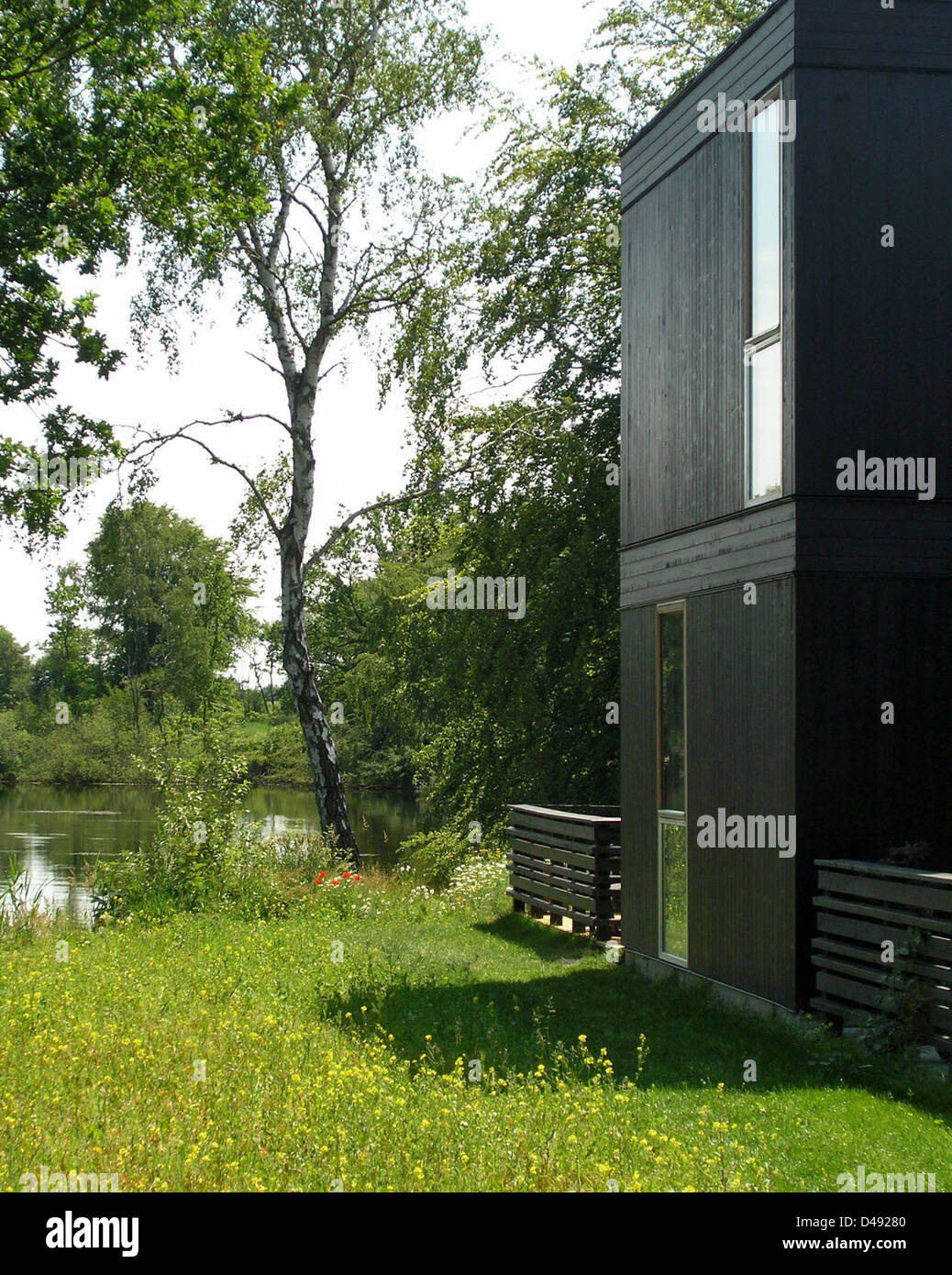 Dieses von Tegnestuen Vandkunsten entworfene preiswerte Wohnprojekt umfasst eine nachhaltige, modulare Architektur. Das Gebäude in Kvistgård, Dänemark, verwendet Holz und vorgefertigte Bauteile, die modernistische Designprinzipien widerspiegeln. Das Projekt legt den Schwerpunkt auf kostengünstige Konstruktion bei gleichzeitiger Wahrung ästhetischer und funktionaler Integrität für das Leben in der Gemeinschaft. Stockfoto