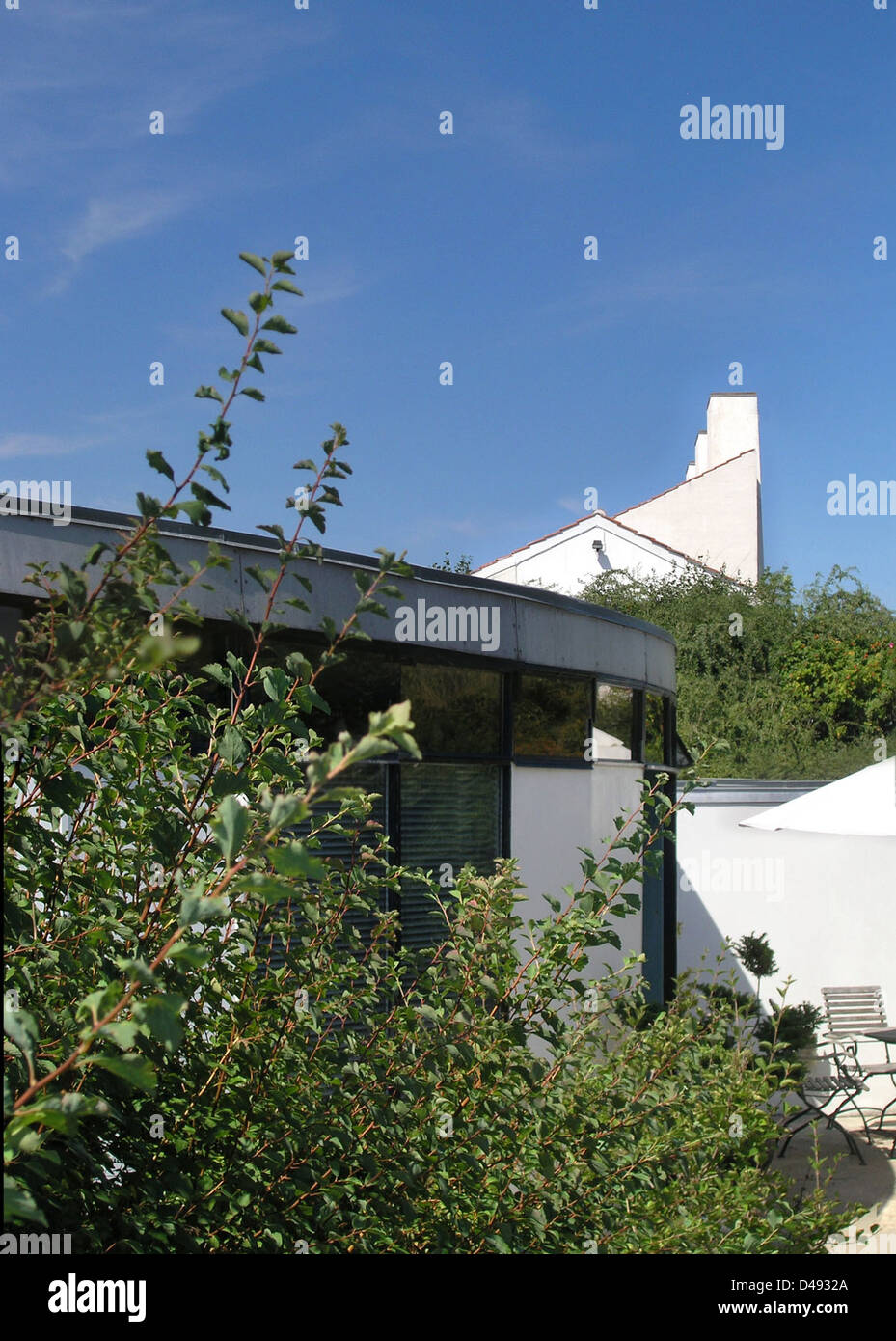 Arne Jacobsens Entwurf für Leo Henriksens Round House, erbaut 1956, ist ein Paradebeispiel für die minimalistische Moderne. Das Haus in Odden, Dänemark, verfügt über einen kreisförmigen Grundriss mit einer markanten Glas- und Stahlkonstruktion. Das Design spiegelt Jacobsens Fokus auf Einfachheit und Funktionalität wider und verbindet modernistische Prinzipien mit organischen Formen. Stockfoto